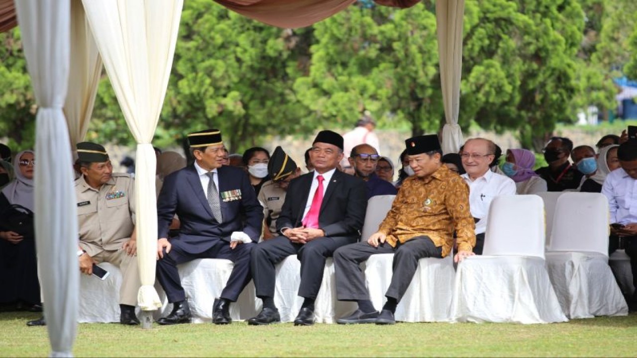 Menko PMK Muhadjir Effendy (tengah) saat menghadiri prosesi pemakaman Letjen. TNI (Purn). Ir. H. Azwar Anas di TMP Kalibata, Senin. ANTARA/HO-Humas Kemenko PMK.