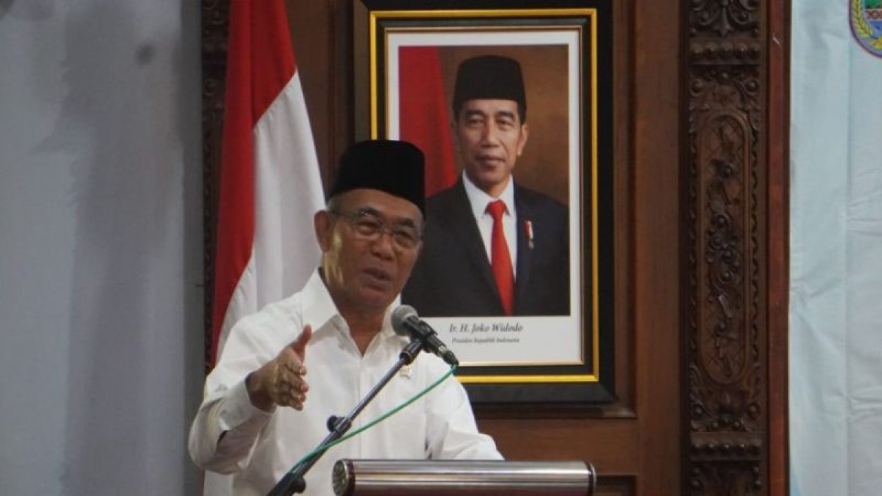Menteri Koordinator Pembangunan Manusia dan Kebudayaan (PMK) Muhadjir Effendy memberi sambutan acara pembentukan Tim Koordinasi Daerah Revitalisasi Pendidikan dan Pelatihan Vokasi di Batang, Senin (13/3/2023).(ANTARA/Kutnadi)