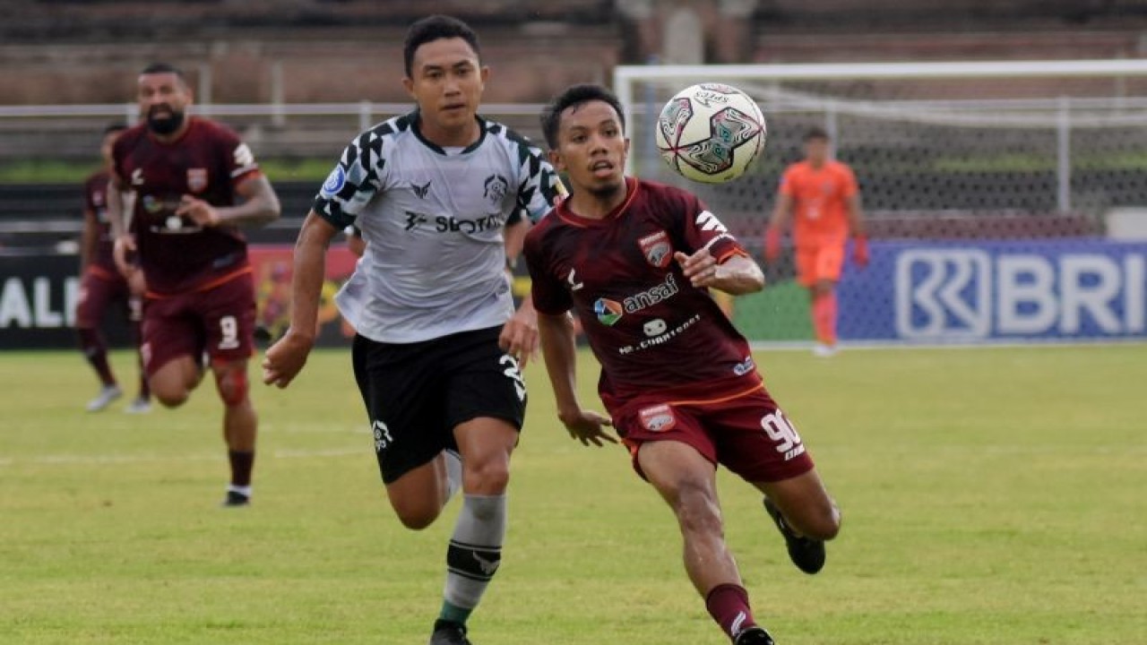 Pesepak bola Borneo FC Muhammad Sihran (kanan) berusaha melewati pesepak bola Persikabo 1973 Lucky Octavianto (kiri) pada pertandingan Liga 1 di Stadion I Gusti Ngurah Rai, Denpasar, Bali, Senin (7/2/2022). . ANTARA FOTO/Nyoman Hendra Wibowo/rwa.