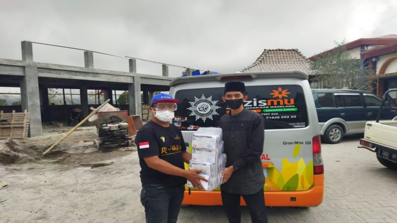 Relawan dari MDMC Muhammadiyah saat memberikan bantuan kepada perwakilan warga yang terdampak erupsi Gunung Merapi. (ANTARA/HO-Muhammadiyah)