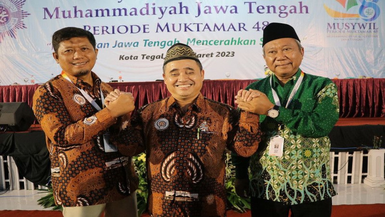 Ketua PW Muhammadiyah Jawa Tengah KH Tafsir (tengah), didampingi Sekretaris PWM Jateng Dodok Sartono (kiri), dan Bendahara PWM Jateng Prof Sofyan Anif, usai Musyawarah Wilayah Muhammadiyah Jateng, di Kota Tegal, Minggu (5/3/2023). ANTARA/HO-PWM Jateng