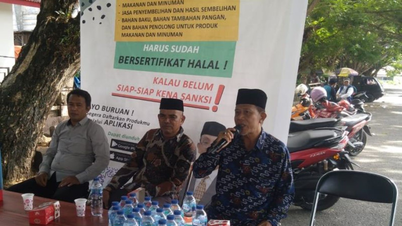 Ketua MUI Parigi Moutong, Sudirman Tjora (kiri) menyampaikan sosialisasi sertifikasi halal kepada pelaku UMKM menjajakan produknya di pasar tradisional Kota Parigi yang difasilitasi Kantor Kementerian Agama Parigi Moutong, Sabtu (18/3/2023). ANTARA/HO- Kominfo Parimo