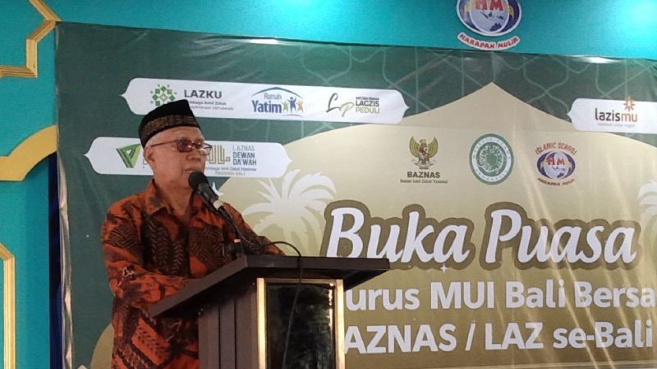 Ketua MUI Bali Mahrusun Hadiono saat membuka buka puasa bersama dengan amil zakat di Denpasar, Sabtu (25/3/2023) ANTARA/Dewa Ketut Sudiarta Wiguna