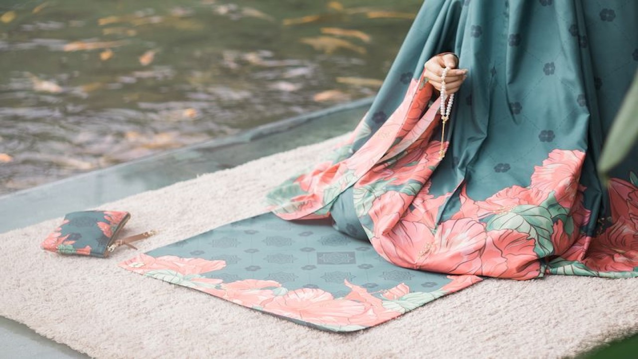 Mukena "Sembayang" dengan motif bunga kembang sepatu dari Saskara. (ANTARA/HO-Saskara)