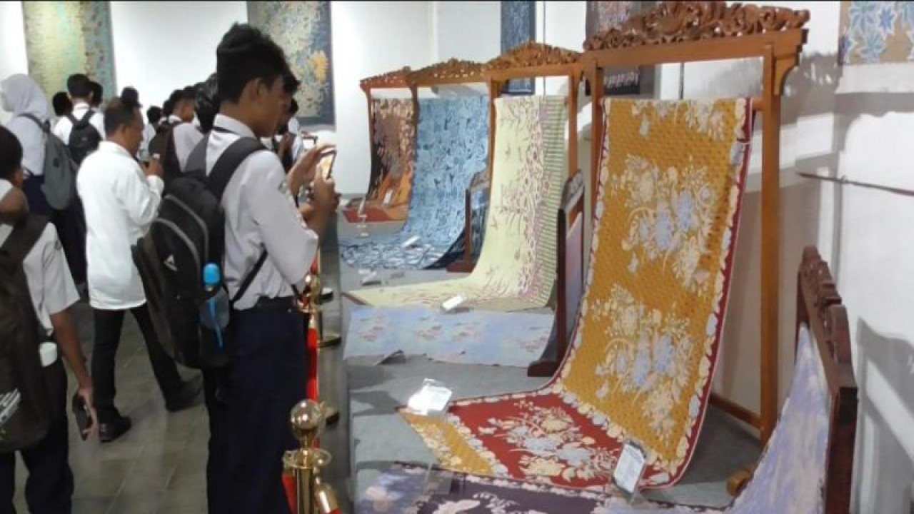Puluhan anak sekolah sedang berkunjung ke objek wisata Museum Batik Pekalongan. Pemkot Pekalongan berencana menggratiskan tiket masuk ke objek wisata untuk menyambut Hari Jadi Kota Pekalongan, Selasa (28/3/2023). (ANTARA/Kutnadi)