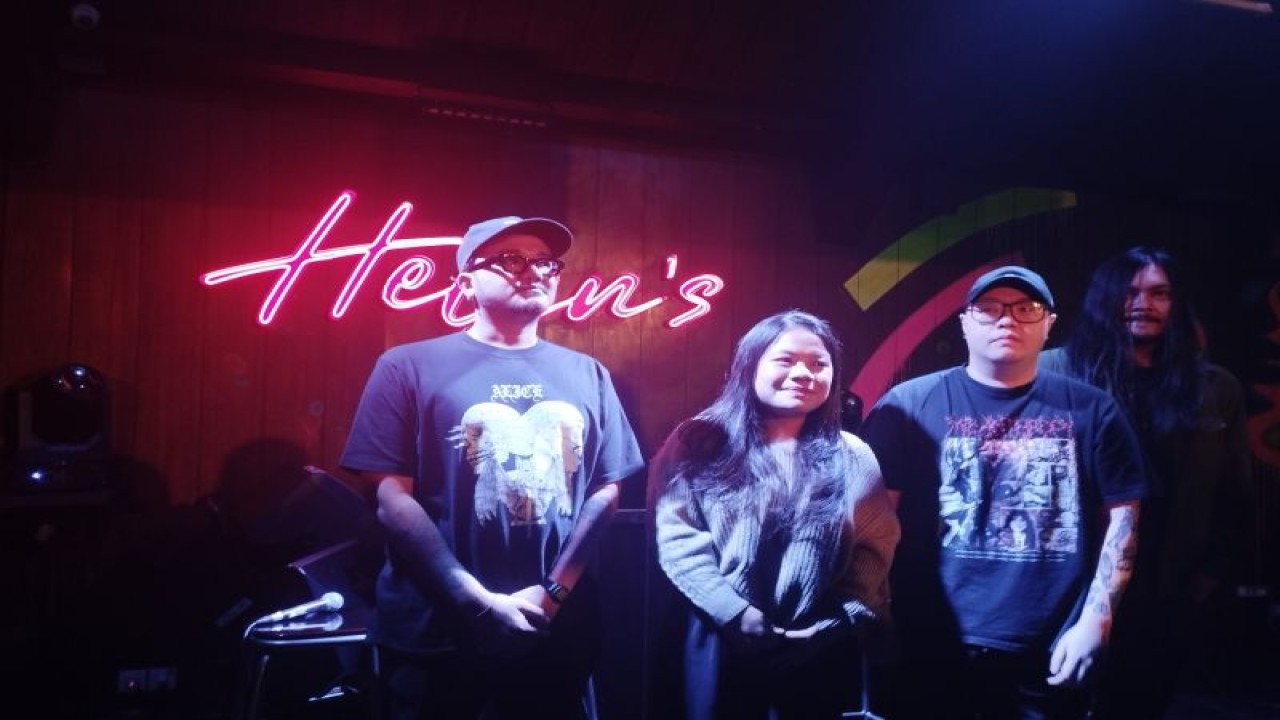 (Dari kiri ke kanan) Representative dari Hammersonic Festival 2023 Dede Rianta dan Naomi Claudya beserta dua penampil di Hammersonic DJ Sihk dan Stevi Item dari DeadSquad saat konferensi pers di Jakarta, Senin (06/03/2023). (ANTARA/Rizka Khaerunnisa)