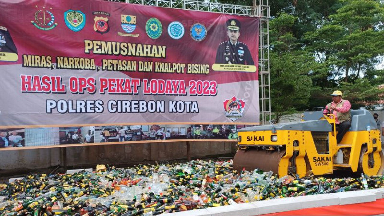 Pemusnahan barang bukti hasil operasi penyakit masyarakat di Cirebon, Jawa Barat, Kamis (30/3/2023). (ANTARA/Khaerul Izan)