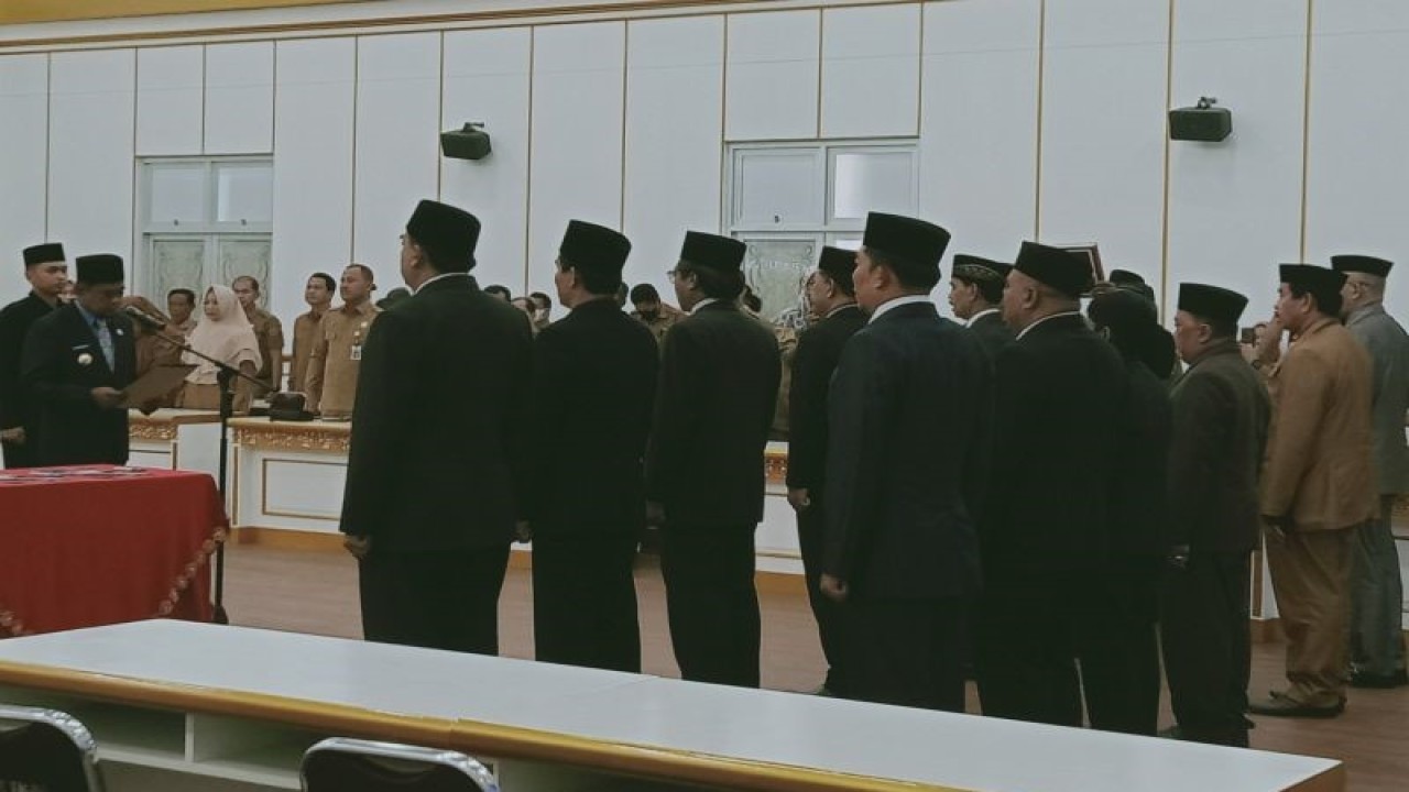 Bupati Penajam Paser Utara, Kalimantan Timur, Hamdam Pongrewa melantik 12 pejabat eselon II menduduki jabatan baru, Senin (27/3) (ANTARA/Bagus Purwa)