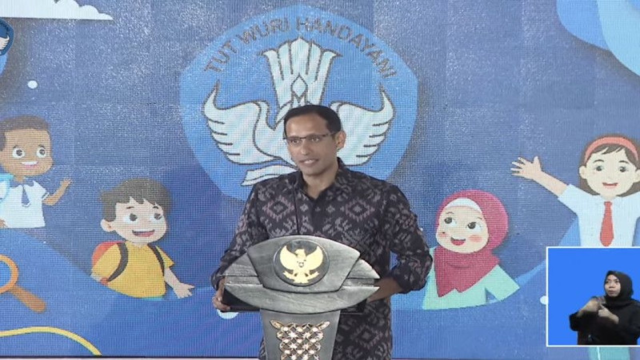 Menteri Pendidikan, Kebudayaan, Riset dan Teknologi (Mendikbudristek) Nadiem Anwar Makarim dalam acara Merdeka Belajar Episode ke-24 di Jakarta, Selasa (28/3/2023). (ANTARA/AstridFaidlatulHabibah)