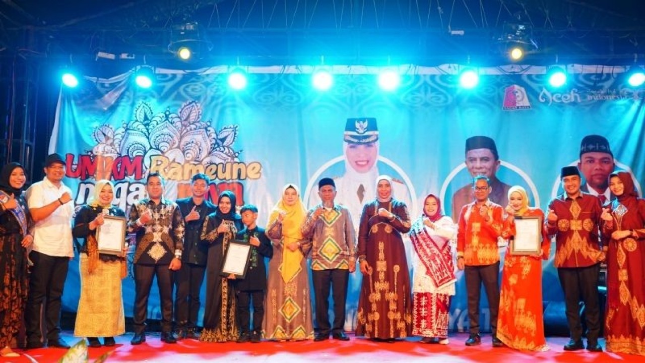 Pj Bupati Nagan Raya, Aceh, berswafoto bersama sejumlah pejabat daerah yang berhasil meraih juara dalam ajang peragaan busana batik lokal khas Aceh, yang dipusatkan di Alun-Alun Suka Makmue, Ahad (5/3/2023) malam. (ANTARA/HO-Dok Pemkab Nagan Raya)