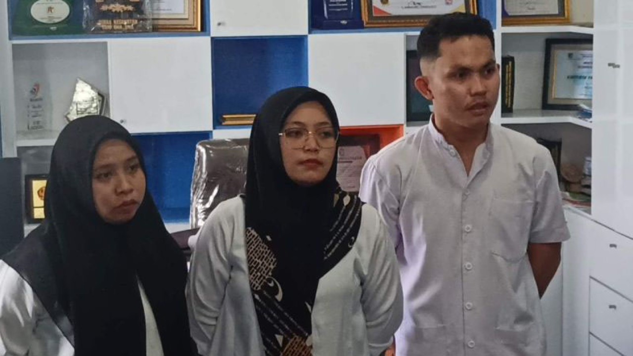 Tiga tenaga kesehatan (Nakes) bertugas di Puskesmas Lambunu yang juga pembuat konten negatif membedakan pelayanan pasien BPJS Kesehatan dan umum viral di media mengklarifikasi isi konten serta meminta maaf kepada publik yang berlangsung di Dinas Kesehatan Parigi Moutong, Senin (20/3/2023). ANTARA/Moh Ridwan