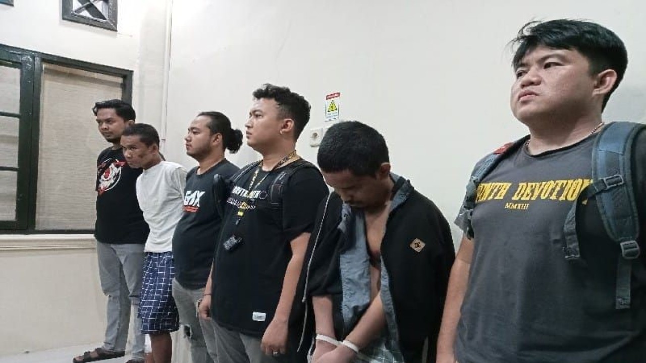 Dua narapidana Lapas Kelas IIA Palangka Raya (dua kiri dan dua kanan) tidak bisa berkutik saat dihadirkan dalam jumpa pers yang dilaksanakan di RS Bhayangkara, Selasa (7/3/2023) malam. ANTARA/Adi Wibowo
