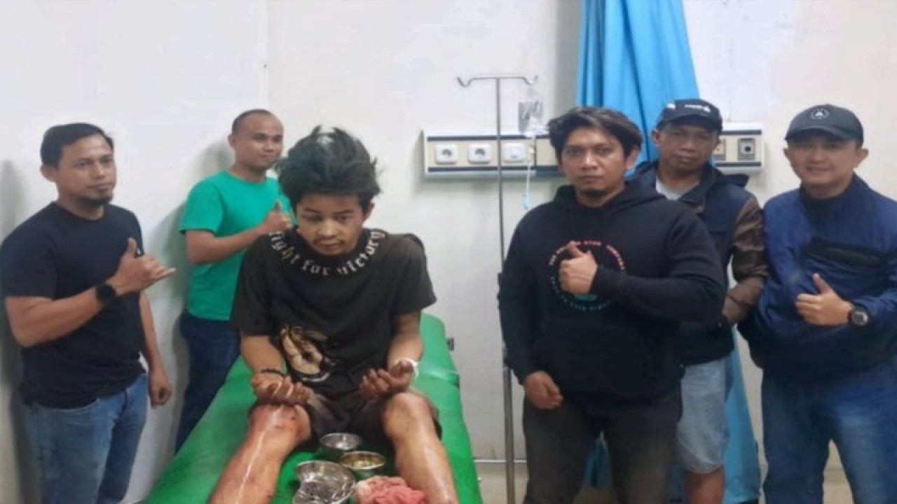 Terpidana Andi bin Baso Jarre (tiga kiri) usai menjalani perawatan setelah ditangkap tim kepolisian di Rumah Sakit Bayangkara, Makassar, Sulawesi Selatan. ANTARA/HO-Dokumentasi Rutan Makassar.