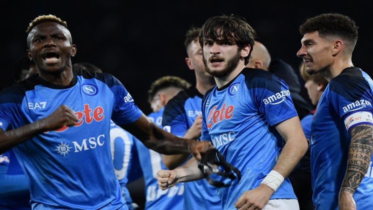 Khvicha Kvaratskhelia (tengah) melakukan selebrasi setelah mencetak gol pembuka Napoli dalam pertandingan liga Italia pekan ke-26 melawan Atalanta di Stadion Diego Armando Maradona pada 12 Maret 2023. ANTARA/AFP/FILIPPO MONTEFORTE