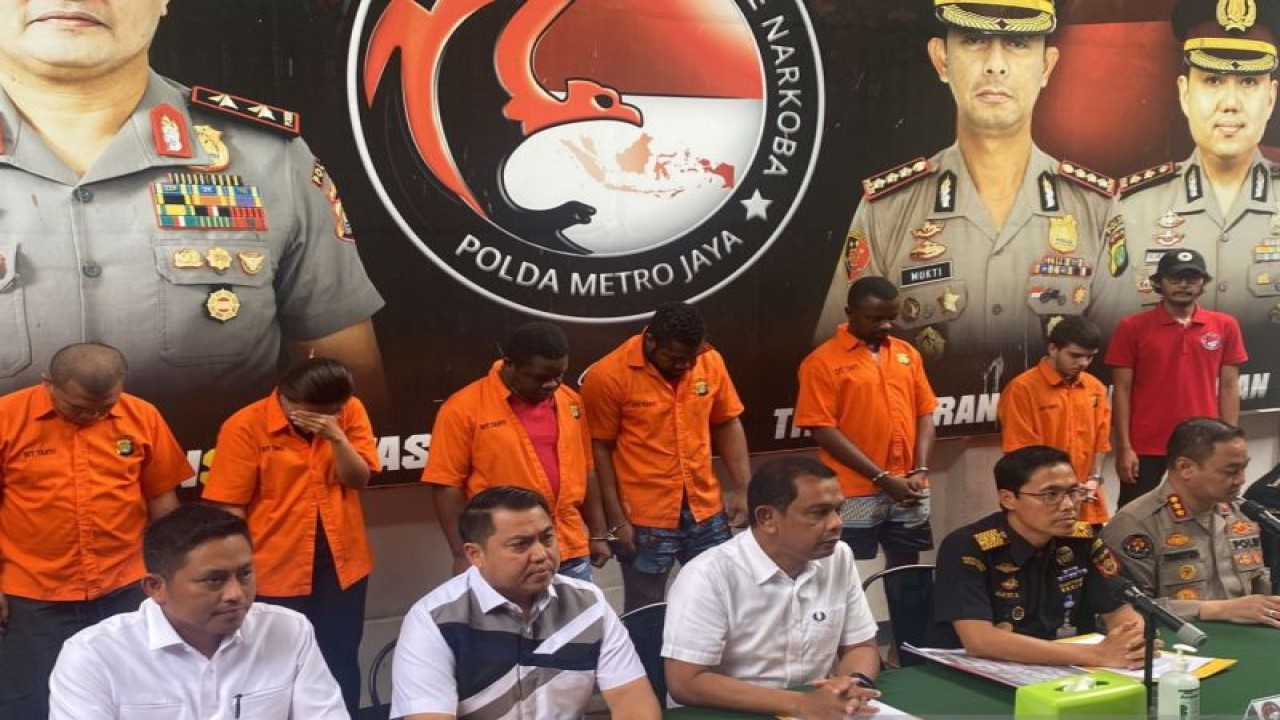 Direktur Reserse Narkoba Polda Metro Jaya, Kombes Pol. Mukti Juharsa (tengah) bersama Kepala Bea Cukai Bandara Soetta Gatot Sugeng Wibowo (kedua dari kanan) dan Kabid Humas Polda Metro Jaya Kombes Pol Trunoyudo Wisnu Andiko (kanan) beserta jajaran saat melakukan konferensi pers di Jakarta, Rabu (15/3/2023). ANTARA/Ilham Kausar