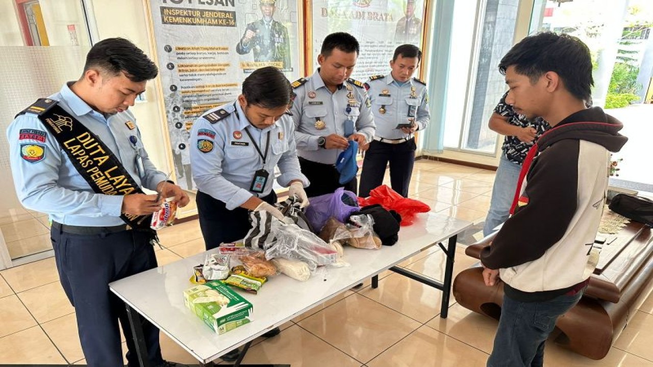 Petugas Lapas Pemuda Madiun memeriksa perlengkapan sehari-hari dan sikat cuci yang dibawa LT untuk menyelundupkan narkotika jenis sabu-sabu seberat 10,94 gram ke lapas setempat. ANTARA/HO-Humas Kemenkumham Jatim