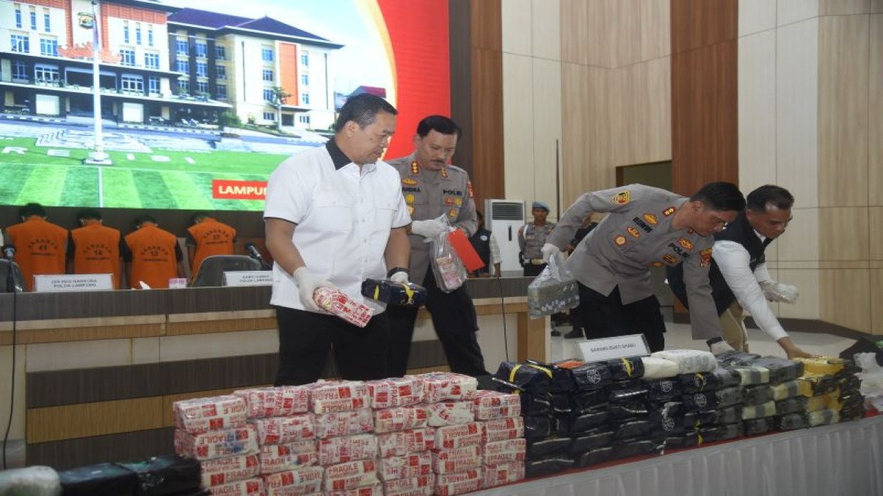 Ekspose barang bukti dan tersangka pengedar narkoba oleh Polda Lampung. Jumat, (31/3/2023). (ANTARA/Humas Polda Lampung)
