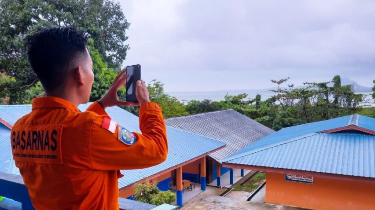 Salah satu anggota Basarnas Natuna bagian Komunikasi mencari jaringan internet di Kampung Pelimpak, Serasan, Natuna, Kepri, Rabu (8/3/2023). (ANTARA/Cherman)