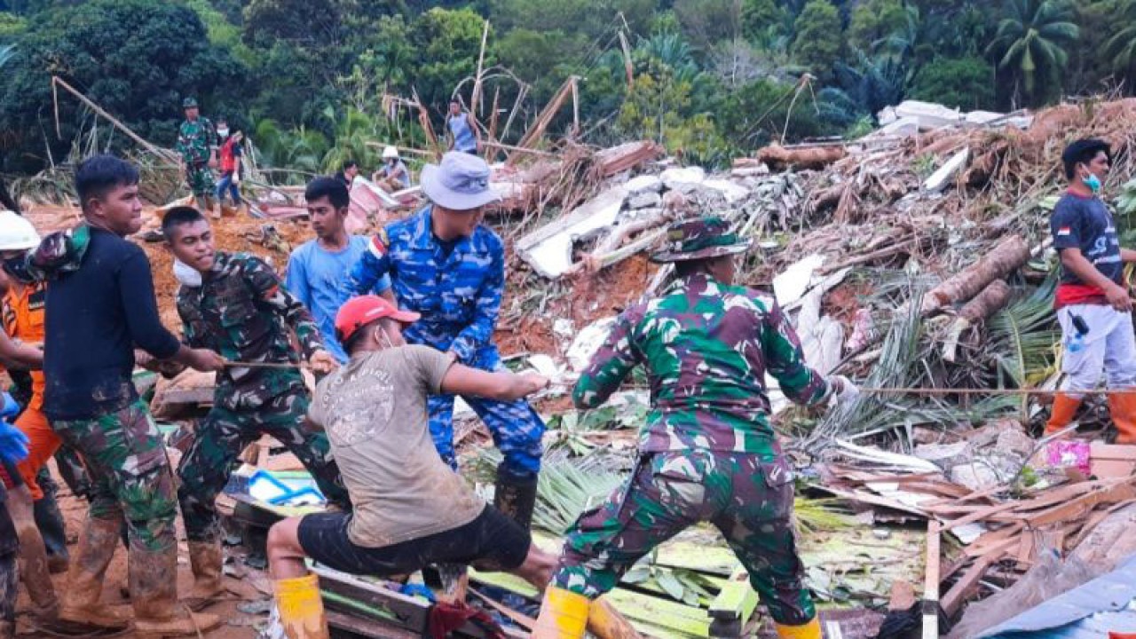 Tim Gabungan Tanggap Bencana Longsor Serasan dan Serasan Timur Kabupaten Natuna saat melakukan evakusia korban longsor di Kampung Molon, Desa Pangkalan, Serasan, Natuna, Rabu (8/3/2023). (ANTARA/Cherman)