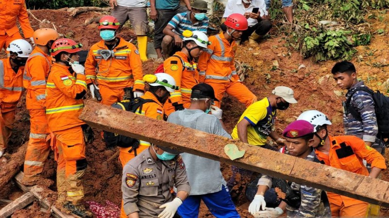 Anggota Basarnas saat melakukan evakuasi jenazah di Desa Pangkalan, Serasan, Natuna, Kepri, Kamis (9/3). (ANTARA/HO-Basarnas Natuna)