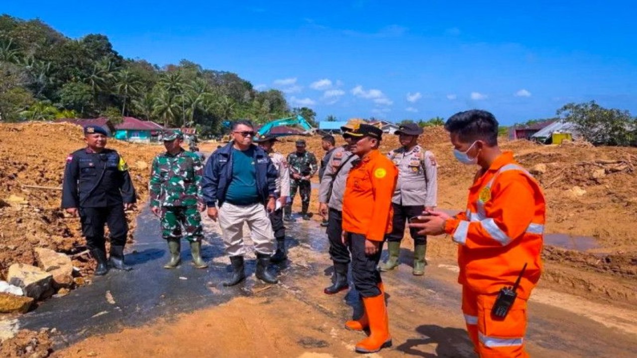 Bupati Natuna bersama forkompimda saat meninjau akses jalan di Desa Pangkalan, Serasan, Natuna, Kepri, Kamis (16/3). (ANTARA/HO-Basarnas Natuna)