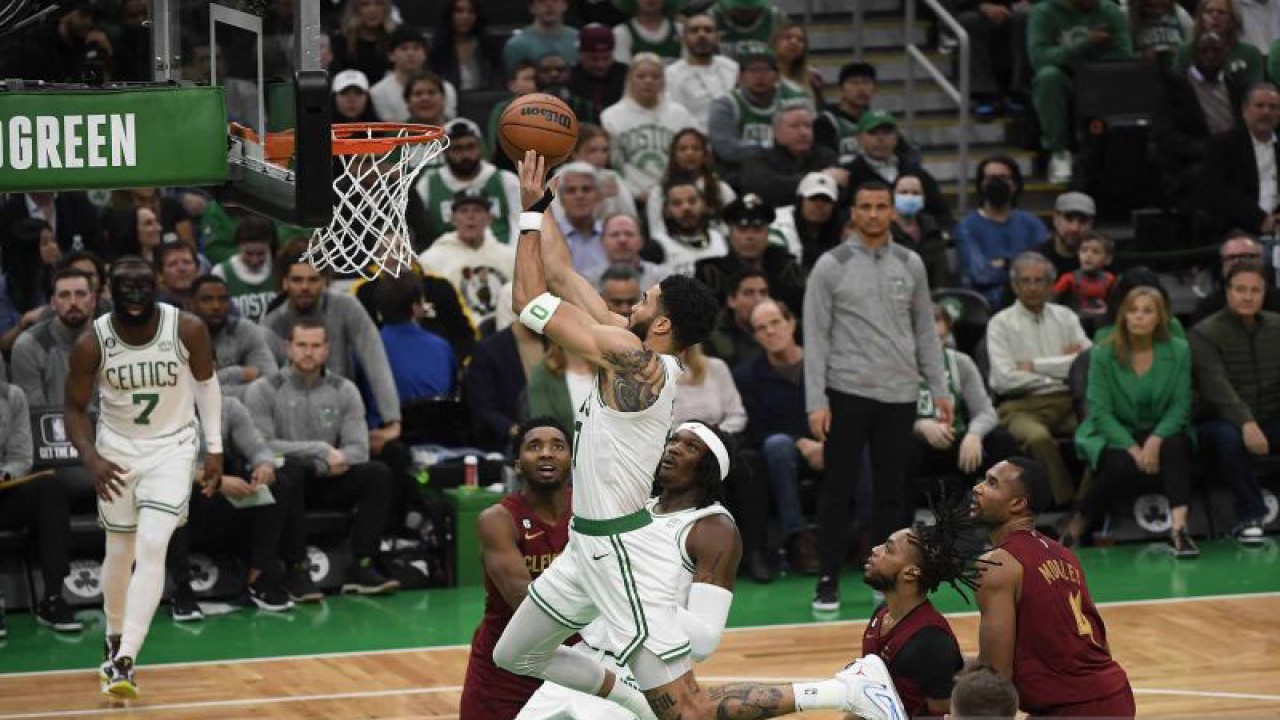 Pebola basket Boston Celtics Jayson Tatum (0) memasukkan bola ke basket Cleveland Cavaliers pada pertandingan Liga NBA di TD Garden, Boston, Massachusetts, Amerika Serikat, Rabu (1/3/2023). ANTARA FOTO/USA TODAY Sports/Bob DeChiara/wsj.