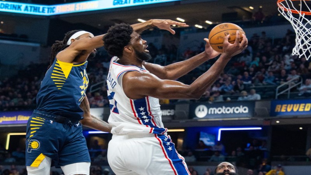 Center Philadelphia 76ers Joel Embiid (kanan) mencoba melakukan tembakan sementara forward Indiana Pacers Isaiah Jackson (kiri) berupaya menghadang saat kuarter kerdua pertandingan NBA kedua tim di Gainbridge Fieldhouse, Indianapolis, Indiana, Senin (6/3/2023) (USA TODAY Sports/Trevor Ruszkowski)