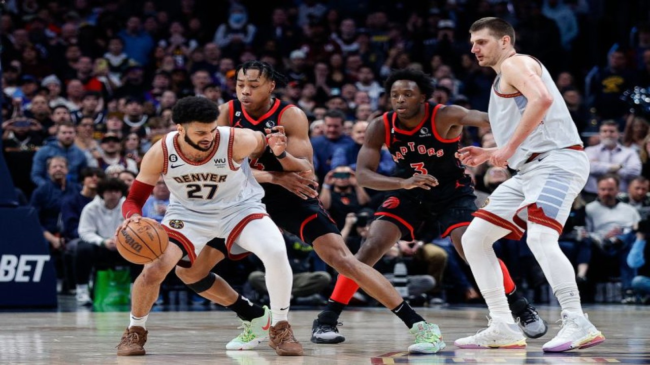 Guard Denver Nuggets guard Jamal Murray (27) ditempel ketat oleh dua forward Toronto Raptors, Scottie Barnes (4) dan O.G. Anunoby (3), sementara center Nuggets Nikola Jokic (15) mengambil posisi bertahan saat kuarter keempat pertandingan NBA kedua tim di Ball Arena, Denver, Colorado, Senin (6/3/2023) (USA TODAY Sports/Isaiah J. Downing)