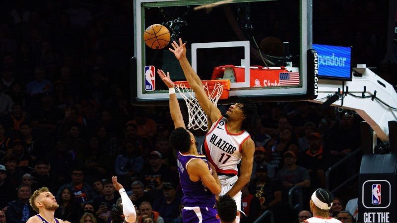 Arsip - Pebola basket Phoenix Suns Devin Booker (1) berebut bola dengan pemain Portland Trail Blazers Shaedon Sharpe (17) dalam laga NBA di Footprint Center, Phoenix, Arizona, AS, Sabtu (5/11/2022). (ANTARA FOTO/Reuters/Allan Henry-USA TODAY Sports/foc.)