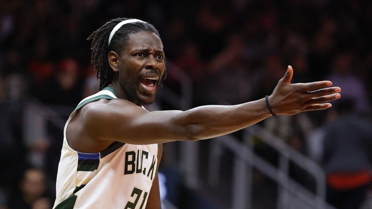 Reaksi pebasket Milwaukee Bucks Jrue Holiday dalam gim lanjutan NBA melawan Atlanta Hawks di State Farm Arena, Georgia, Amerika Serikat, Rabu (11/1/2023) waktu setempat. (ANTARA/AFP/GETTY IMAGES/Todd Kirkland)