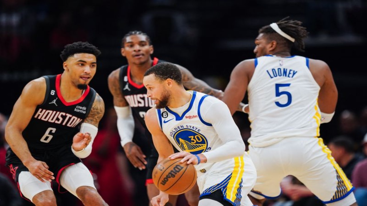 Pebasket Golden State Warriors Stephen Curry (kedua dari kanan) melakukan dribel bola dihadang pebasket Houston Rockets saat kuarter keempat pertandingan NBA kedua tim di Toyota Center, Houston, Texas, Senin (20/3/2023) waktu setempat. (Getty Images via AFP/ALEX BIERENS DE HAAN)