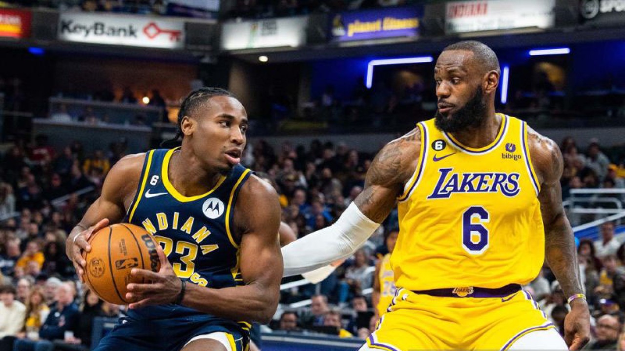 Pebasket Indiana Pacers Aaron Nesmith (23) menguasai bola dengan dikawal pebasket Los Angeles Lakers LeBron James (6) pada laga NBA di Gainbridge Fieldhouse, Indianapolis, Indiana, AS (2/2/2023). Bermain tandang, LA Lakers berhasil mengalahkan Indiana Pacers dengan skor ketat 112-111. ANTARA FOTO/Trevor Ruszkowski-USA TODAY Sports/aww.