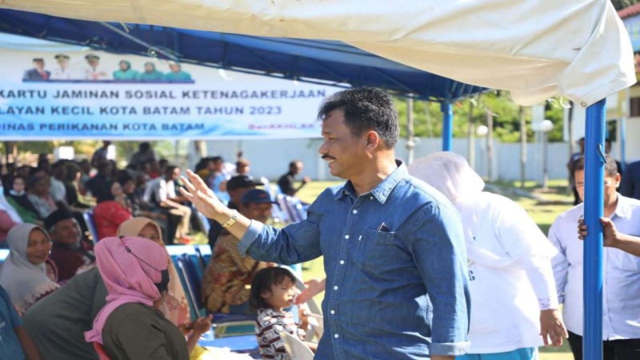 Kepala BP Batam saat menghadiri penyerahan kartu jaminan sosial kepada nelayan di Kecamatan Galang, Kota Batam. (FOTO ANTARA/Yude)