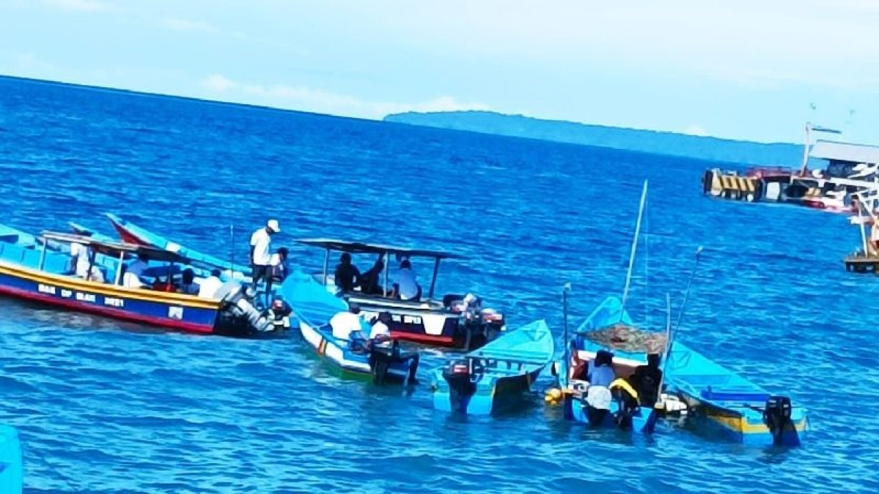Nelayan di Biak sedang beraktitas melaut di perairan Biak. ANTARA/Muhsidin