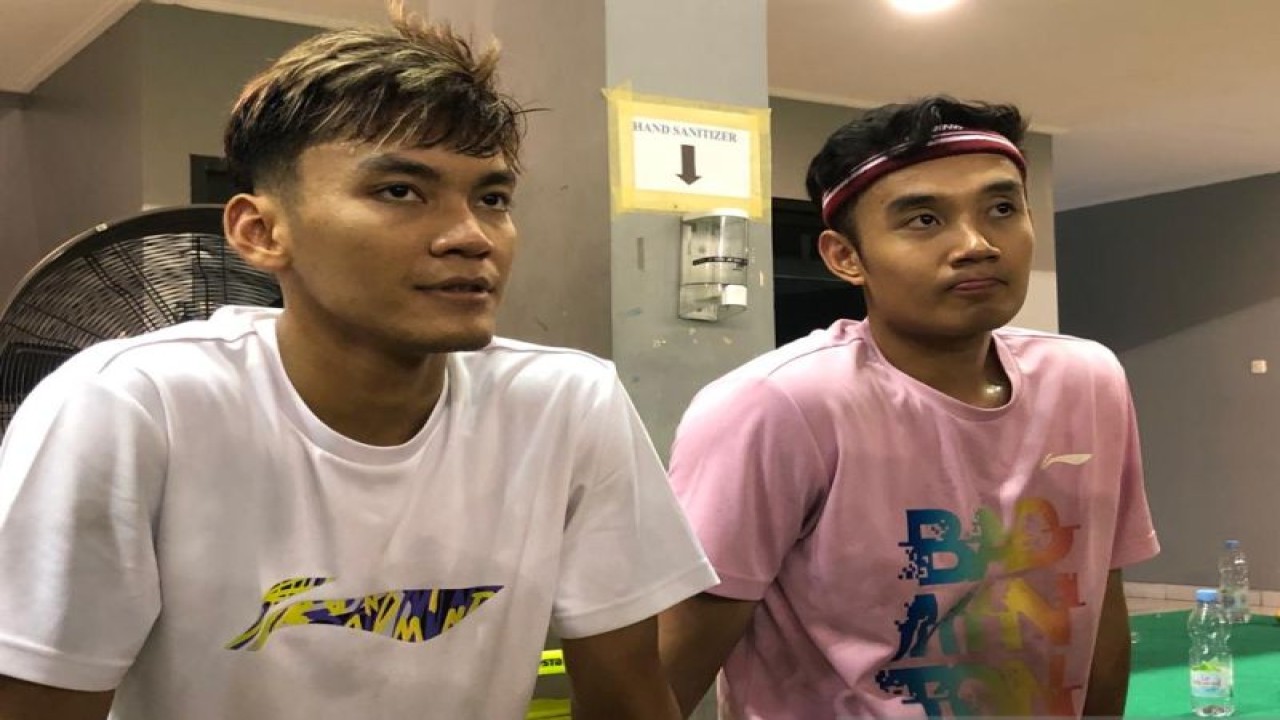 Ganda putra juara bertahan All England, Bagas Maulana/Muhammad Shohibul Fikri, mengaku punya motivasi kuat agar bisa mempertahankan gelar turnamen BWF Super 1000 itu saat ditemui di Pelatnas PBSI Cipayung, Jakarta Timur, Rabu. (ANTARA/Roy Rosa Bachtiar)
