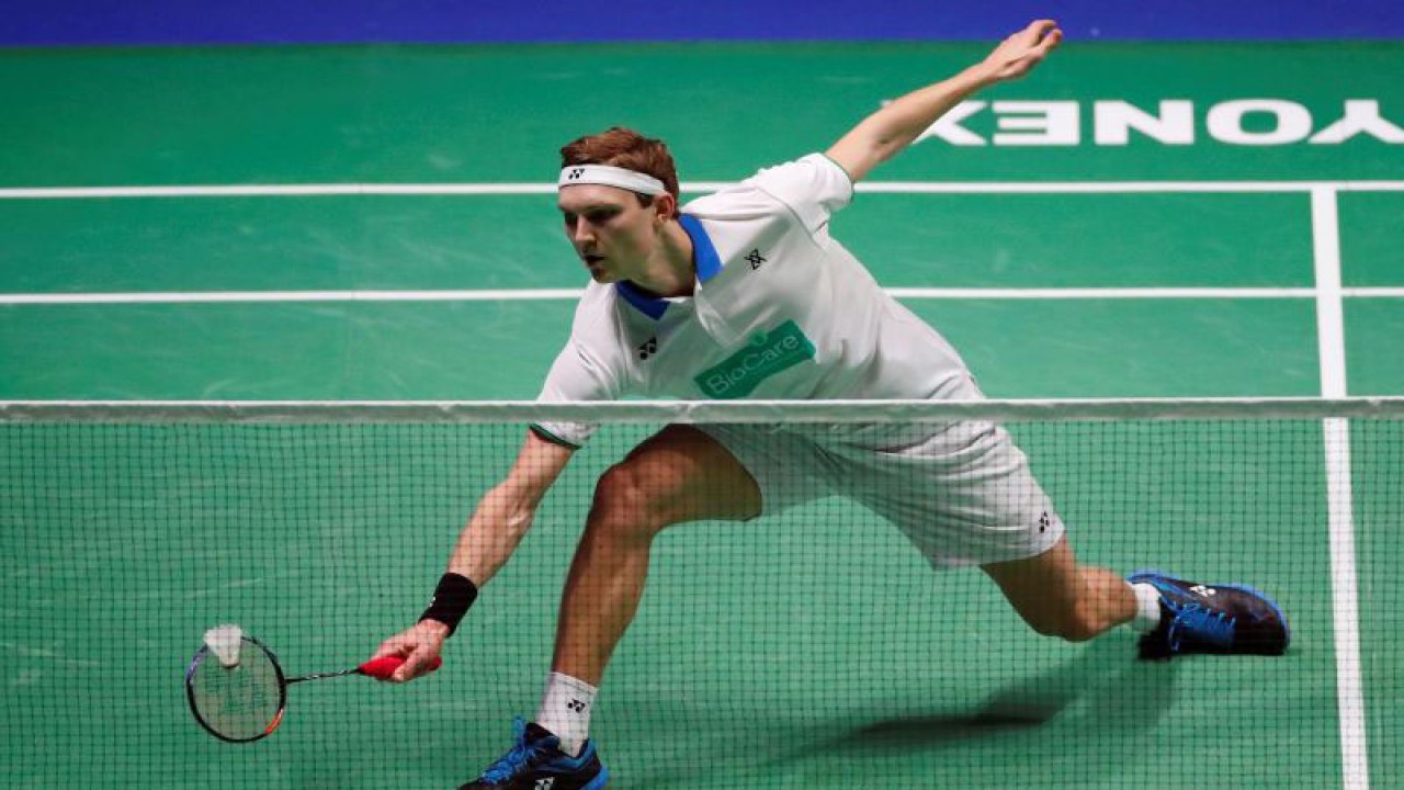 Pebulu tangkis Denmark Viktor Axelsen mengembalikan kok ke lawannya pebulu tangkis Taiwan Chou Tien-chen pada pertandingan final tunggal putra All England 2020 di Arena Birmingham, Birmingham, Minggu (15/3/2020). Viktor Axelsen menjadi juara setelah menang dengan skor 21-13, 21-14. ANTARA FOTO/ Action Images via Reuters/Andrew Boyers/pras.