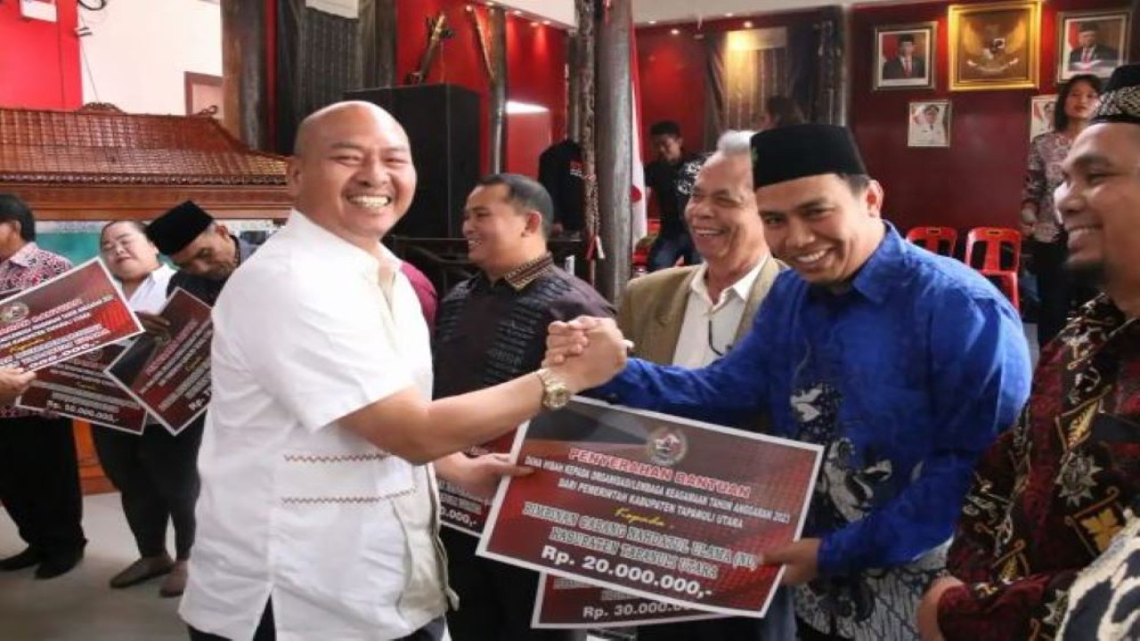Bupati Tapanuli Utara (Taput) Drs. Nikson Nababan, M.Si., menyerahkan dana hibah kepada lembaga ormas, lembaga keagamaan dan rumah ibadah. (Istimewa/formatnews.id)