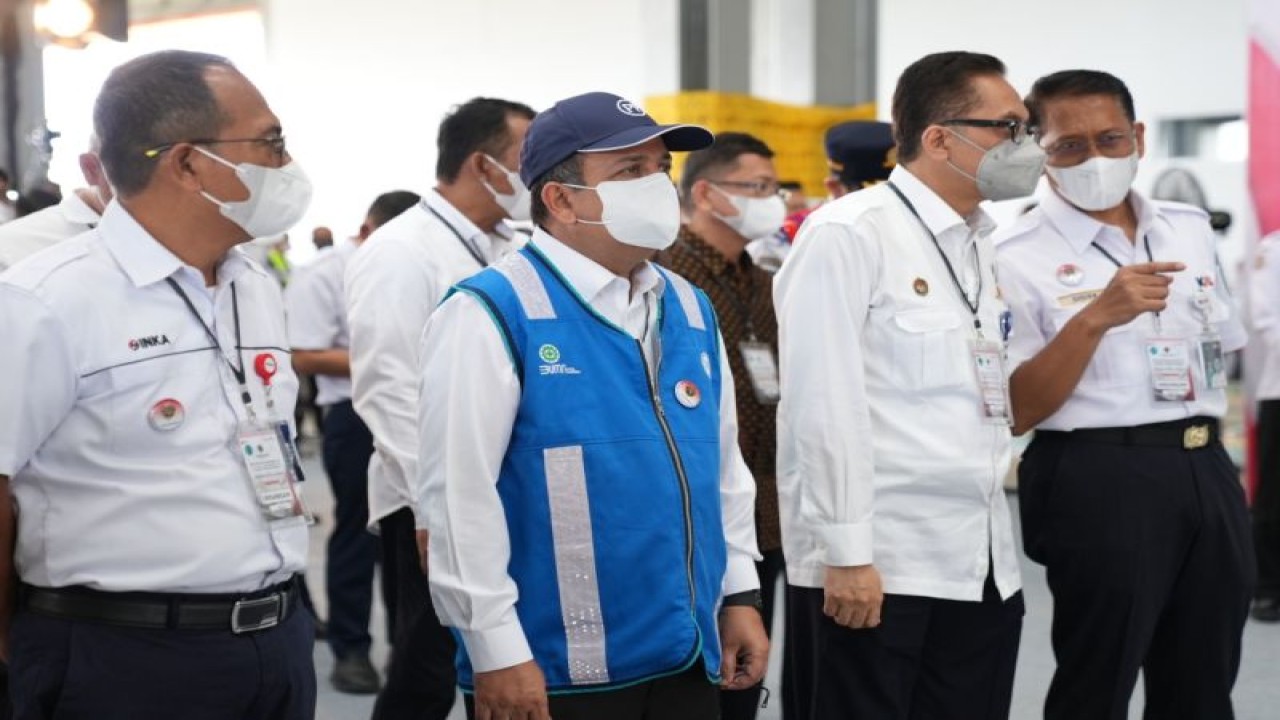 Dirut PT PP (Persero) Novel Arsyad (dua kiri) saat meninjau Depo Kereta Api Maros, Rabu (29/03/2023). ANTARA/HO-PT PP.
