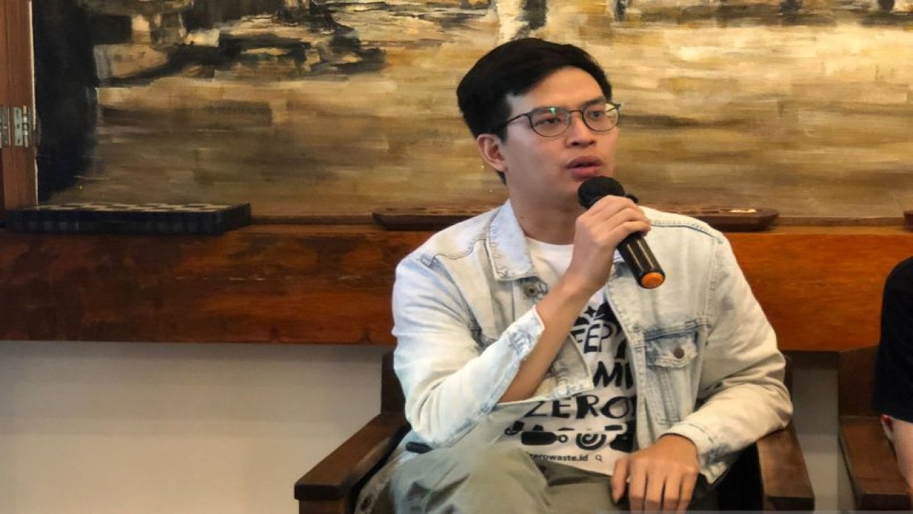 Juru Kampanye Iklim dan Energi Bersih GAIA Asia Pasifik Yobel Novian Putra memaparkan tentang konsep penanganan sampah dalam sebuah diskusi bertajuk Towards Zero Waste to Zero Emission yang digelar di Bakoel Coffee, Cikini, Jakarta Pusat, Senin (6/3/2023). (ANTARA/Sugiharto Purnama)