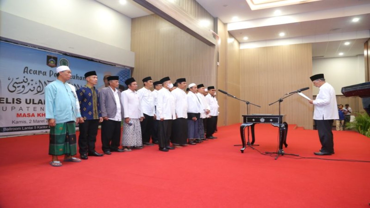 Pelantikan pengurus MUI Kabupaten Lombok Tengah, NTB di kantor bupati setempat (FOTO ANTARA/Humas Pemkab Lombok Tengah)