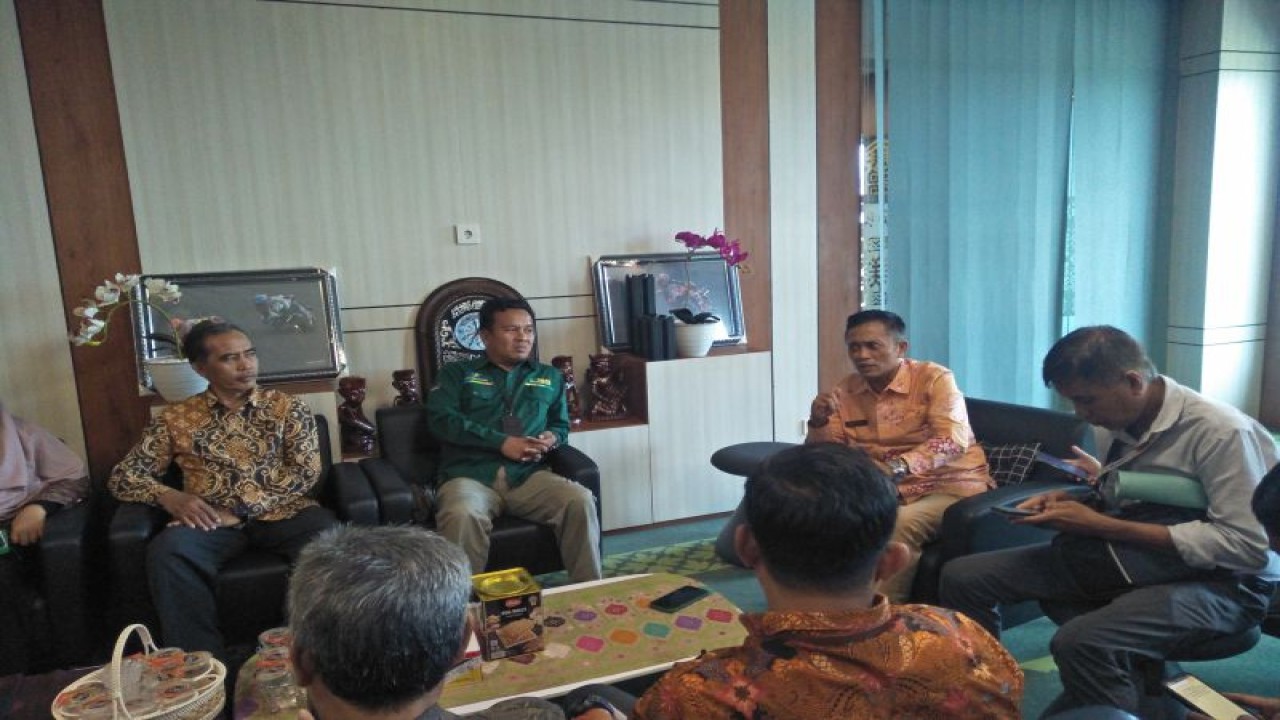 Bupati Lombok Tengah, NTB, H Lalu Pathul Bahri (tengah) saat menerima rombongan BPS Lombok Tengah di Praya, Rabu (8/3/2023) (FOTO ANTARA/Akhyar)