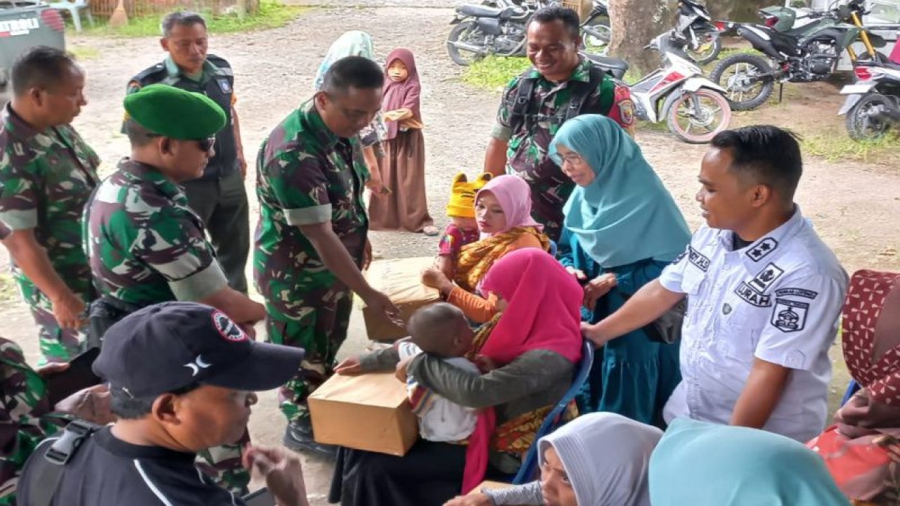 Anggota TNI Kodim 1620 Lombok Tengah, NTB saat menyalurkan bantuan makanan kepada anak penderita stunting di Kecamatan Praya (ANTARA/Humas Kodim 1620 Lombok Tengah)