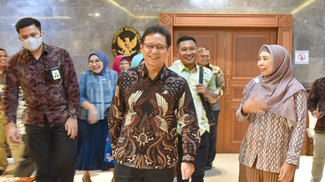 Wakil Gubernur Nusa Tenggara Barat (NTB), Hj Sitti Rohmi Djalilah (kanan) berbincang dengan Menteri Kesehatan Budi Gunadi Sadikin (tengah) di Jakarta. (ANTARA/Pemprov NTB).