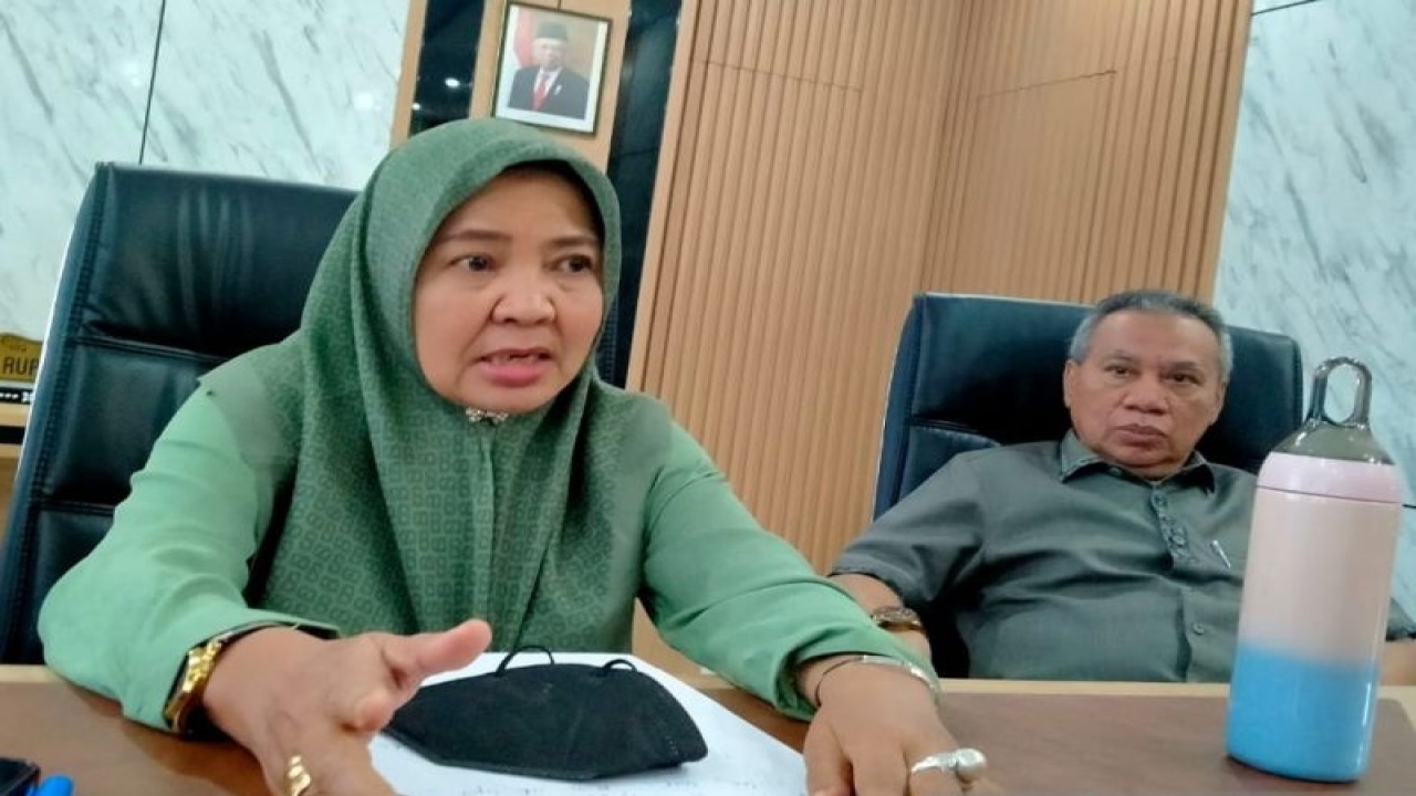 Ketua DPRD Nusa Tenggara Barat (NTB), Hj. Baiq Isvie Rupaeda (kiri). (ANTARA/Nur Imansyah).