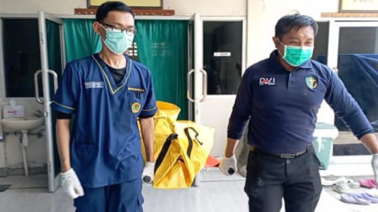 Petugas medis membawa kantong jenazah berisi potongan jenazah Sukirman usai proses autopsi di Rumah Sakit Bhayangkara Mataram, NTB, Senin (27/3/2023). (ANTARA/Dhimas B.P.)