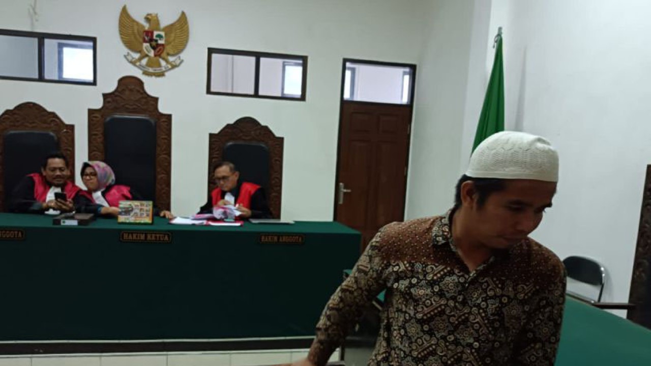 Terdakwa pungli kepada para sopir truk angkut material untuk pembangunan Bendungan Meninting, Jumrah (kanan) meninggalkan majelis hakim usai mengikuti sidang pembacaan vonis hukuman di Pengadilan Negeri Tipikor Mataram, NTB, Selasa (28/3/2023). ANTARA/Dhimas BP