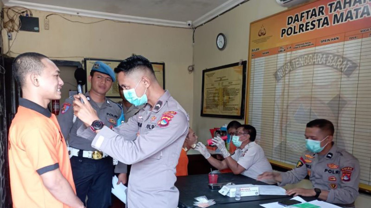 Tim forensik melakukan perekaman data gigi dan mulut sejumlah tahanan di Polresta Mataram, NTB, Rabu (29/3/2023). ANTARA/HO-Polresta Mataram