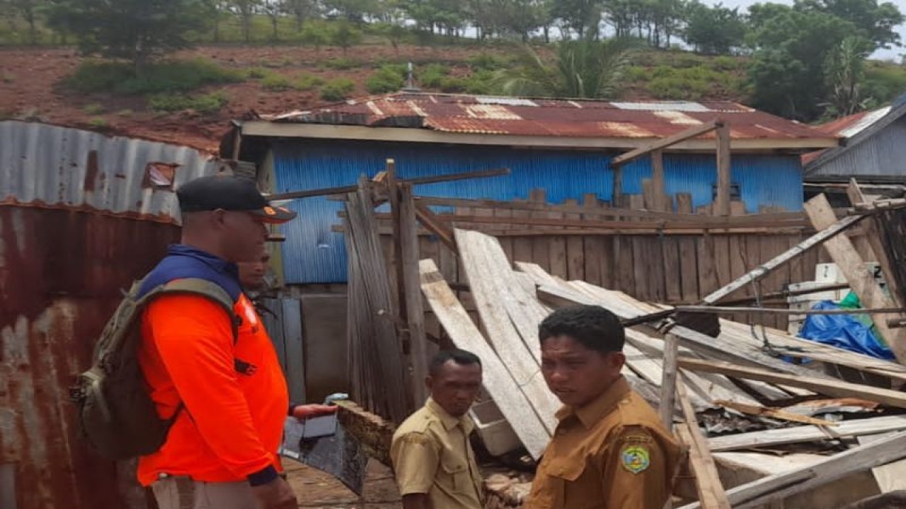 Tim BPBD Manggarai Barat, NTT melakukan kaji lapangan kejadian bencana di Desa Papagarang, Labuan Bajo, Selasa (28/2/2023). (ANTARA/HO-BPBD Manggarai Barat)