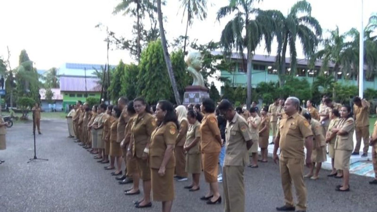 Sejumlah pegawai di dinas pendidikan dan kebudayaan NTT Mengikuti apel pagi di halaman kantor setempat. (ANTARA/Kornelis Kaha)