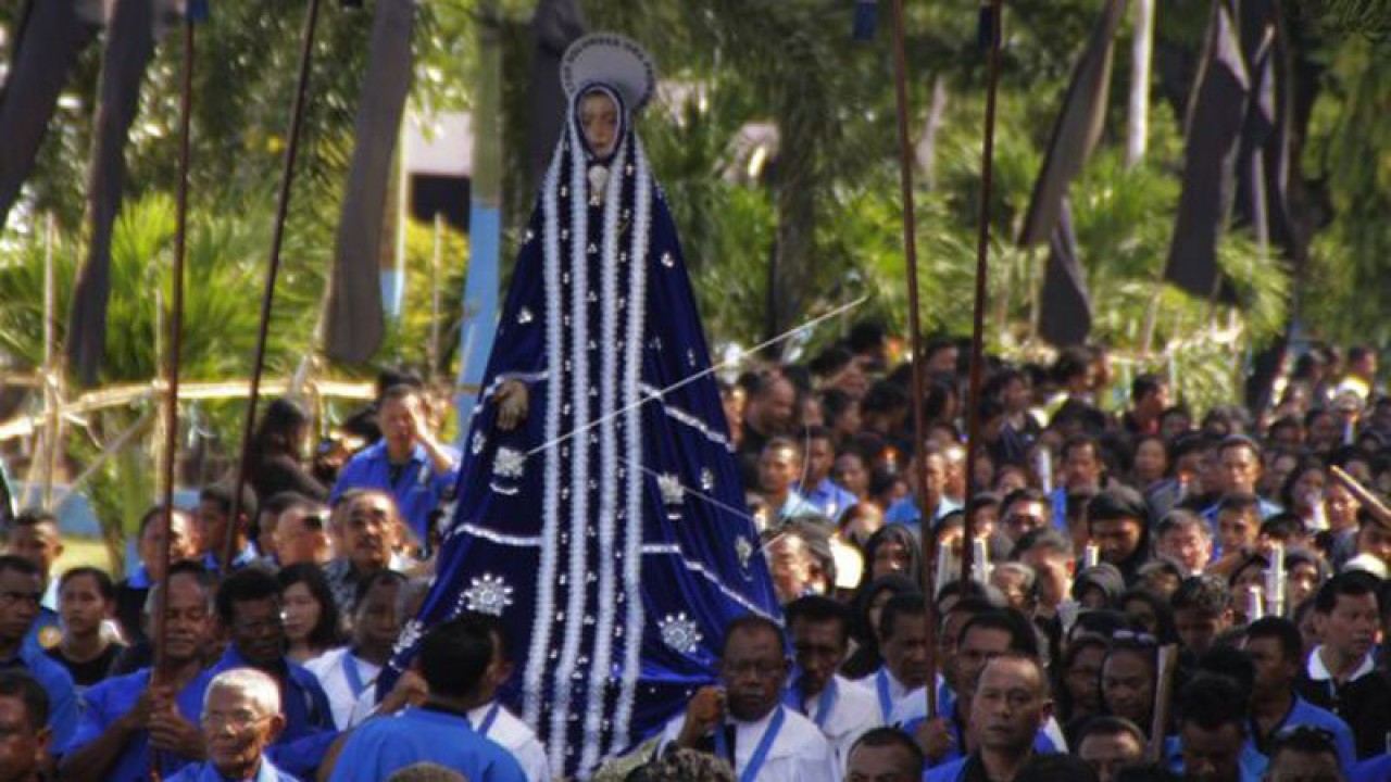 Peziarah berjalan sambil berdoa di belakang Patung Tuan Ma (Bunda Maria) saat prosesi Semana Santa di Larantuka, Flores Timur, NTT Jumat (25/3/2016). ANTARA/Kornelis Kaha